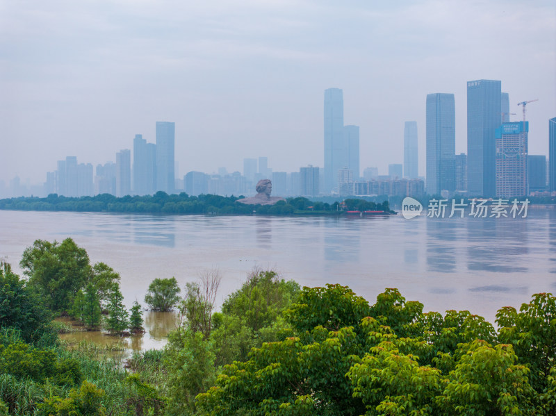 橘子洲毛泽东青年艺术雕塑的涨水航拍