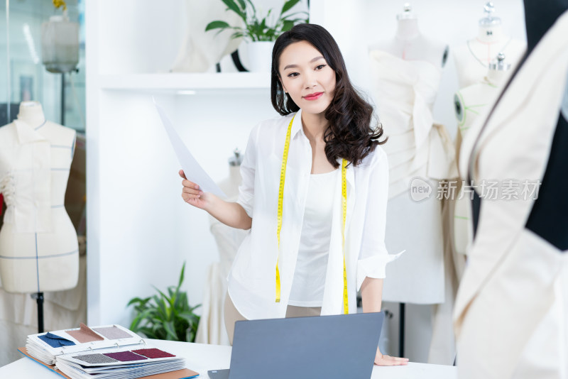 年轻女服装设计师