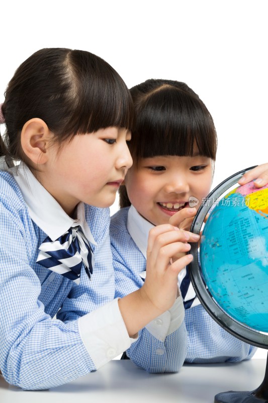 两个小女生研究地球仪