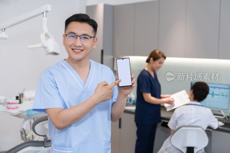 医生在牙科诊所展示手机