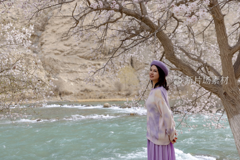 年轻女子在新疆杏花村旅行