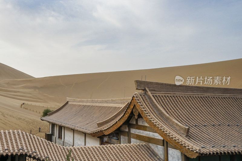 鸣沙山月牙泉风景区，沙丘与古建筑