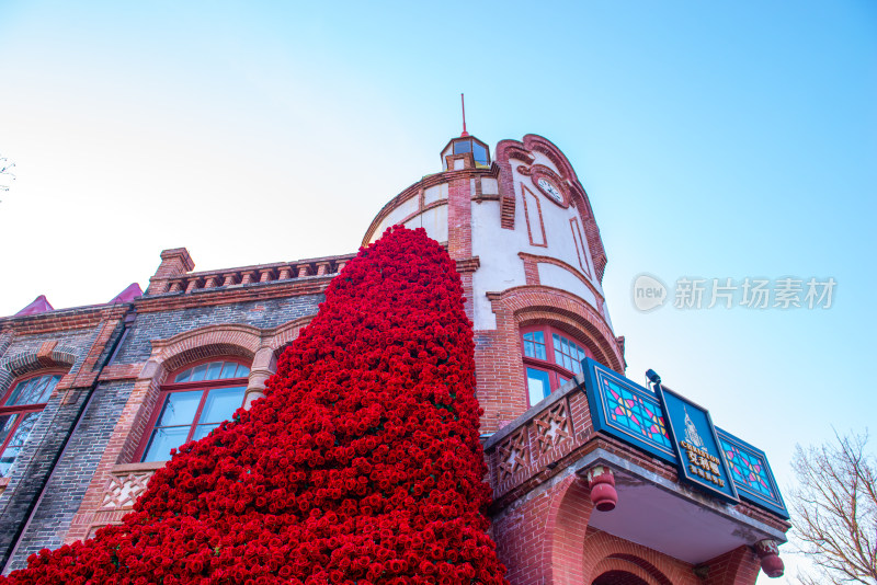 烟台朝阳街街头建筑与雕塑景观