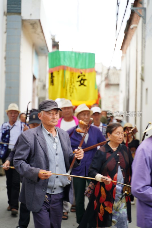 大理白族端午节身着民族服饰人们