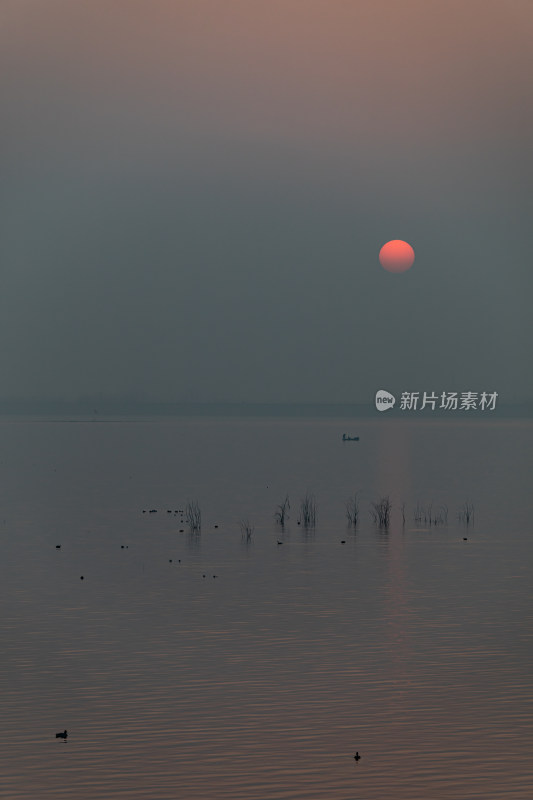 山东济宁邹城孟子湖湖面日落景观