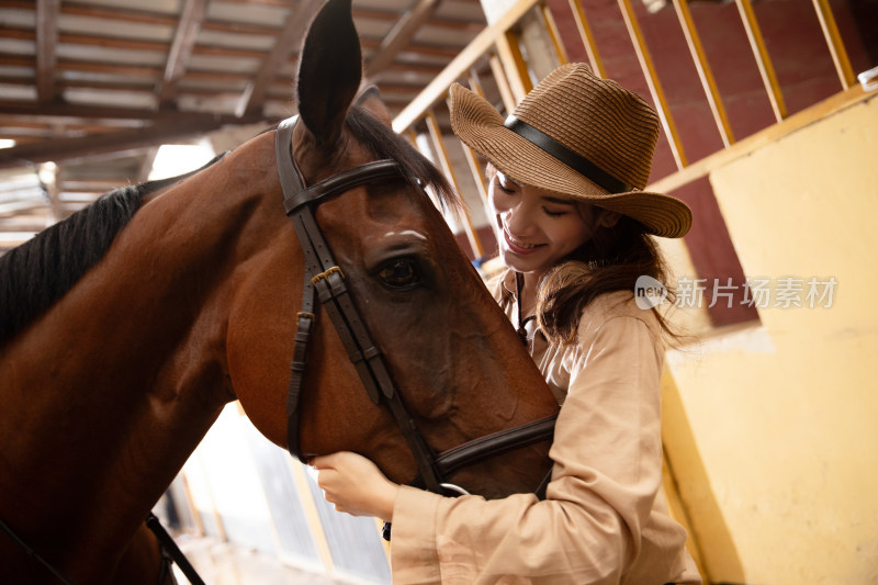 快乐的青年女人抱着马