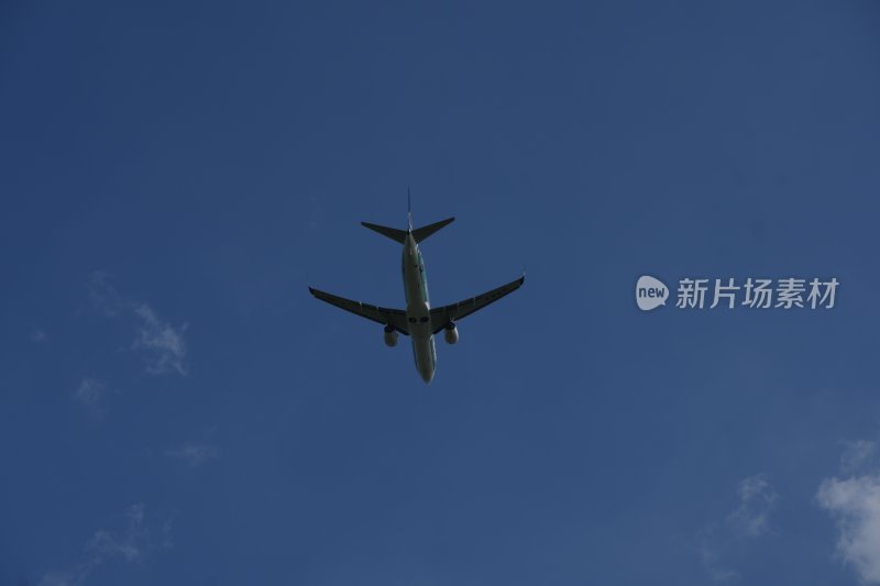 天空中飞行的客机