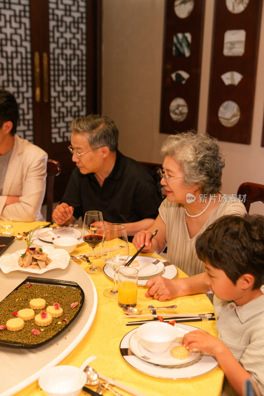 幸福家庭在餐厅用餐