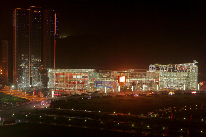 大连城市风光夜晚霓虹灯下大楼外景