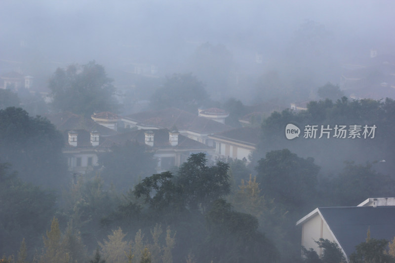 晨雾中的成都市温江区风光