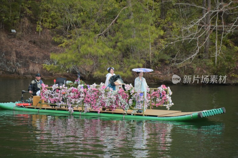 水上花船古装人物乘船赏景