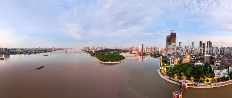 武汉龟山脚下汉江与长江交汇城市风景