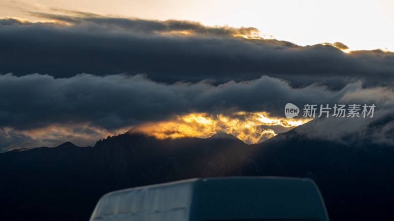 日落时的天空山峰云景