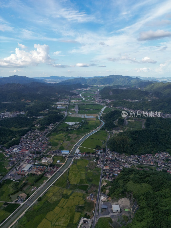 航拍蓝天白云下的青山乡村全景风光