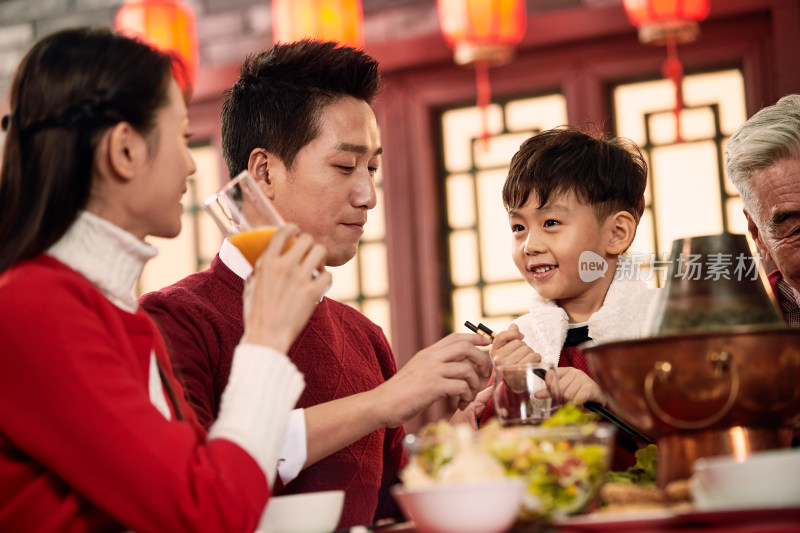 幸福家庭吃团圆饭