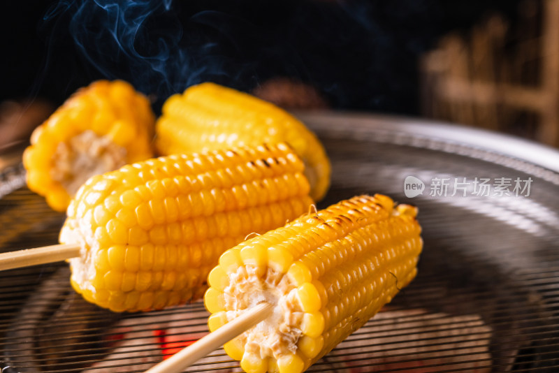 正在韩式烤炉上烘烤的玉米