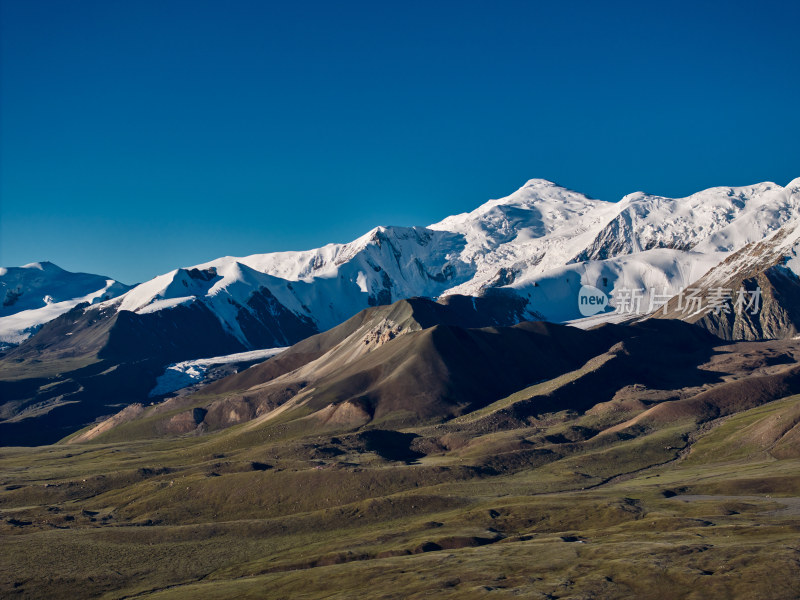 航拍阿尼玛卿雪山