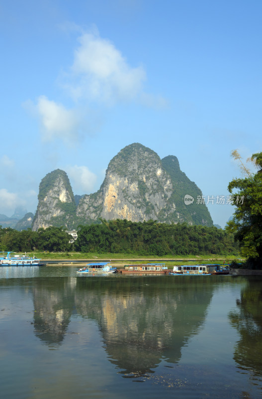 桂林阳朔兴坪古镇漓江游船码头山水风光