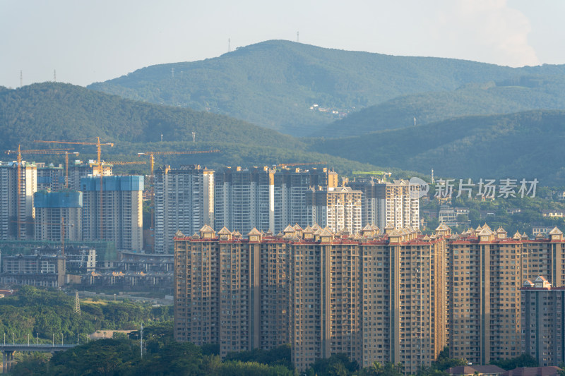 山脚下的在建楼盘及已建成的住宅楼