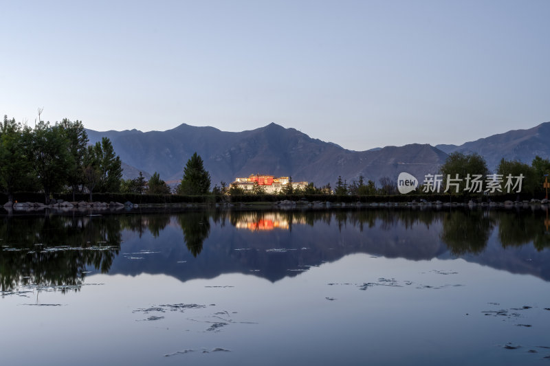 西藏拉萨南山公园远眺高原圣殿布达拉宫全景