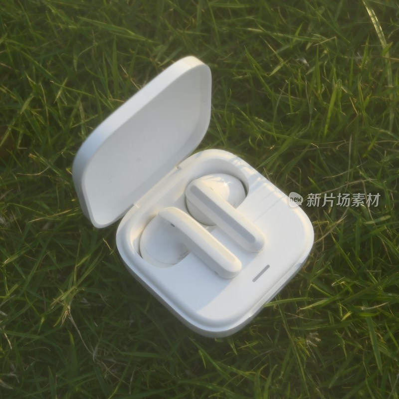 草地上的白色无线耳机