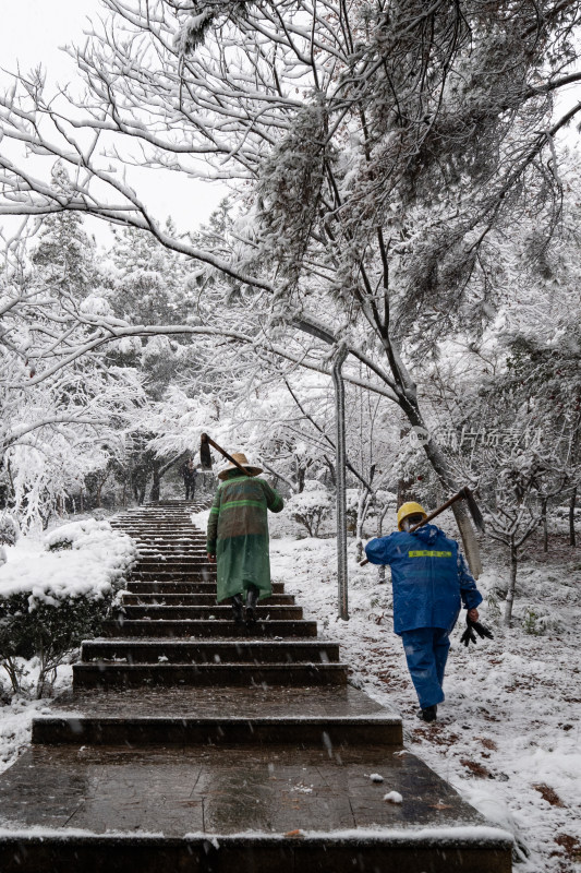 雪中环卫工人的背影