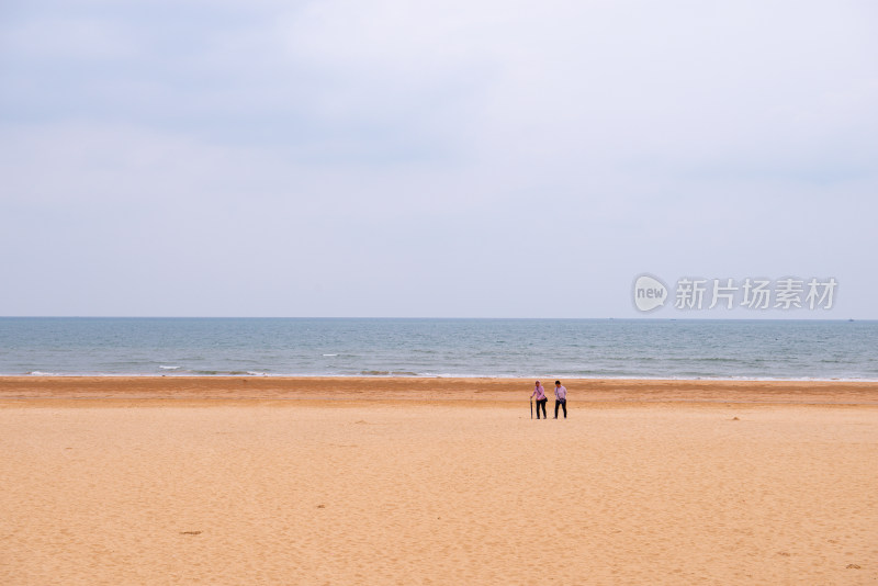 日照海滨公园、海边沙滩上的瞭望塔