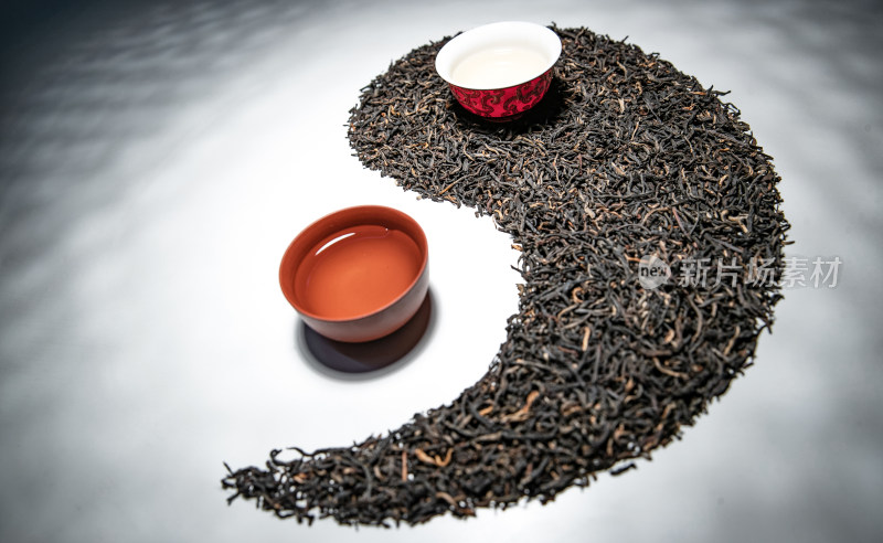 茶叶和茶杯组成的太极图案