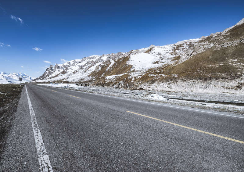 雪山旁的公路风景