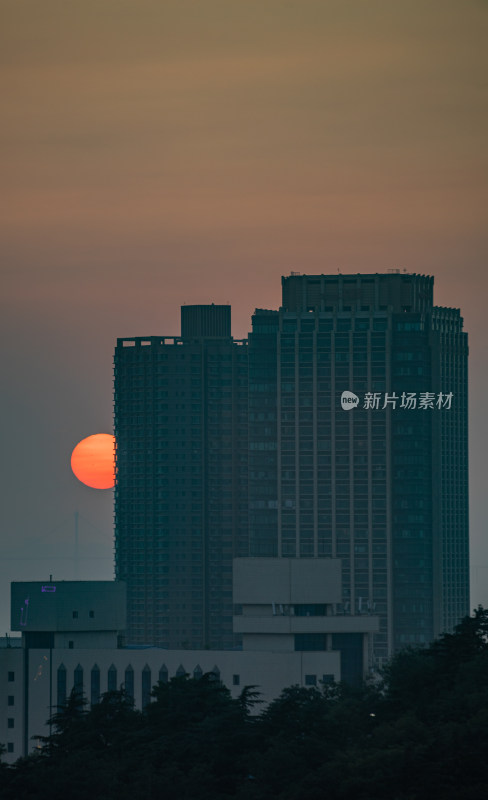 青岛信号山公园红瓦绿树碧海蓝天黄昏日落