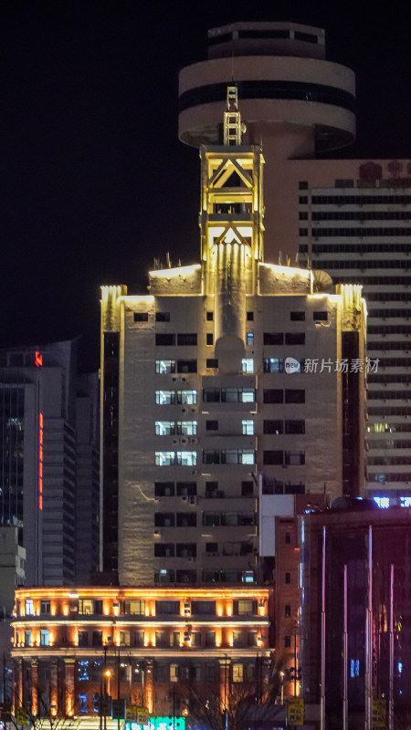 夜晚城市中亮灯的特色建筑