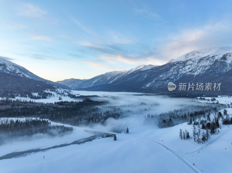 新疆阿勒泰喀纳斯雪景神仙湾晨雾雪山森林