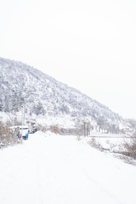 冬天大雪中的山道图片