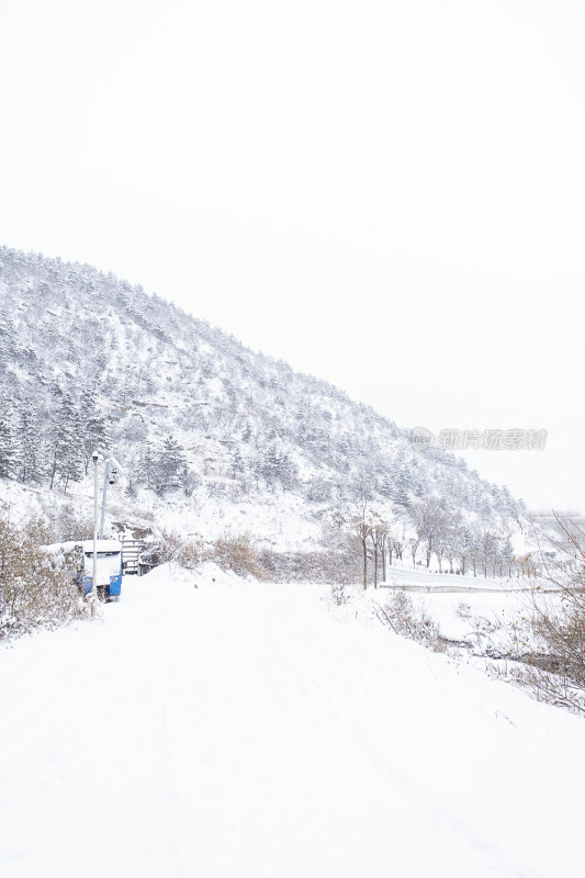 冬天大雪中的山道图片