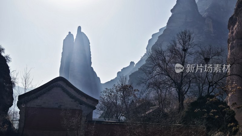 山间小屋旁的独特山峰景致