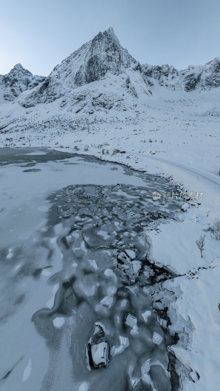 挪威罗弗敦群岛北极圈雷纳冬季雪景高空航拍