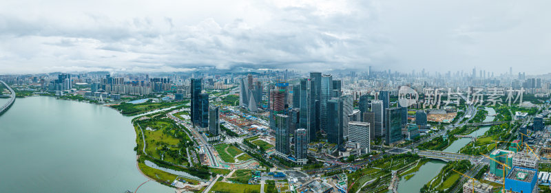 河流入海口城市全景