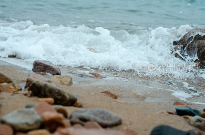 浅浅的海滩和雪白的浪花