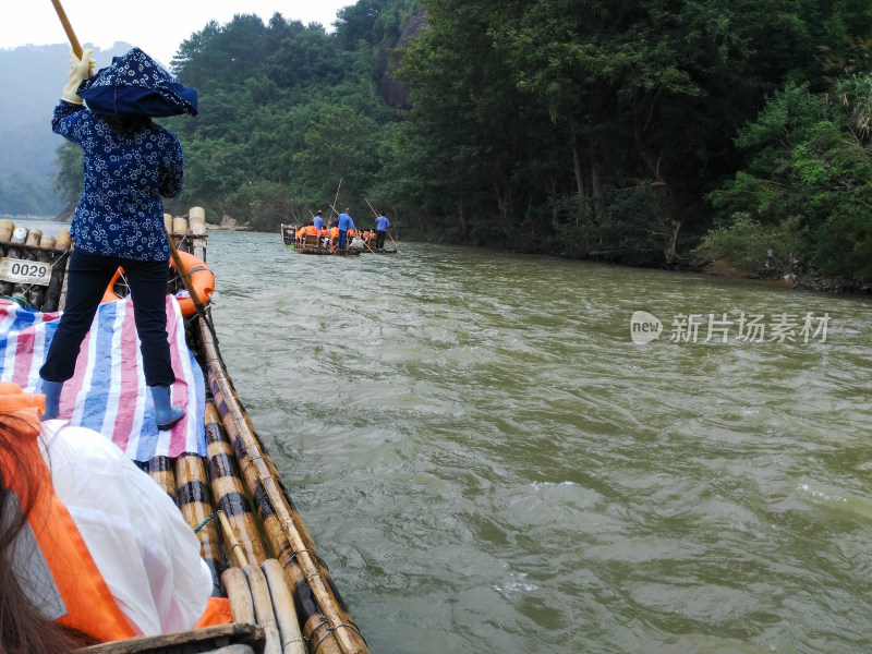 武夷山竹筏漂流船夫撑篙场景