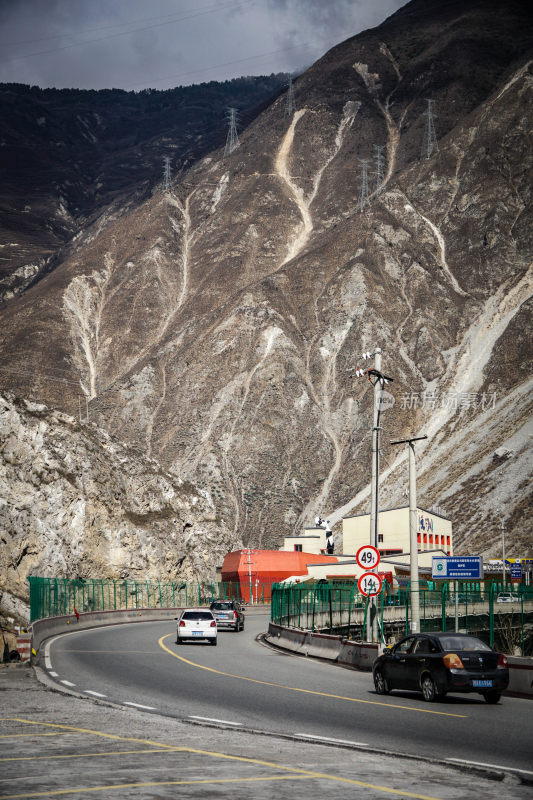 山间公路与行驶车辆