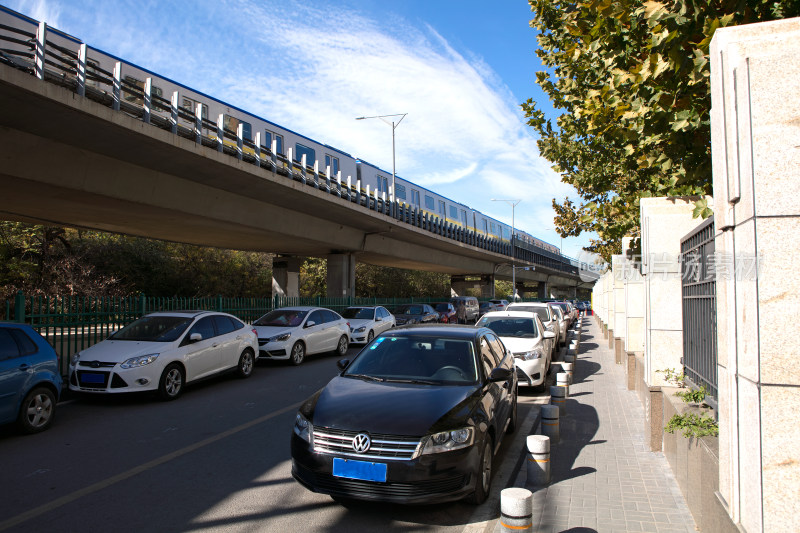 城市轻轨和下面停放的私家车