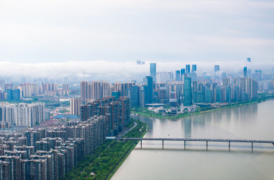 雨后长沙湘江两岸城市天际线