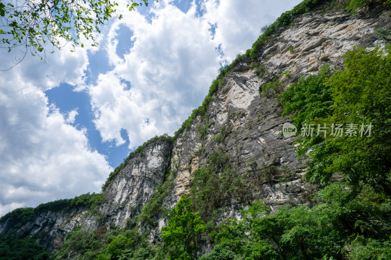 蓝天白云下的大山峡谷