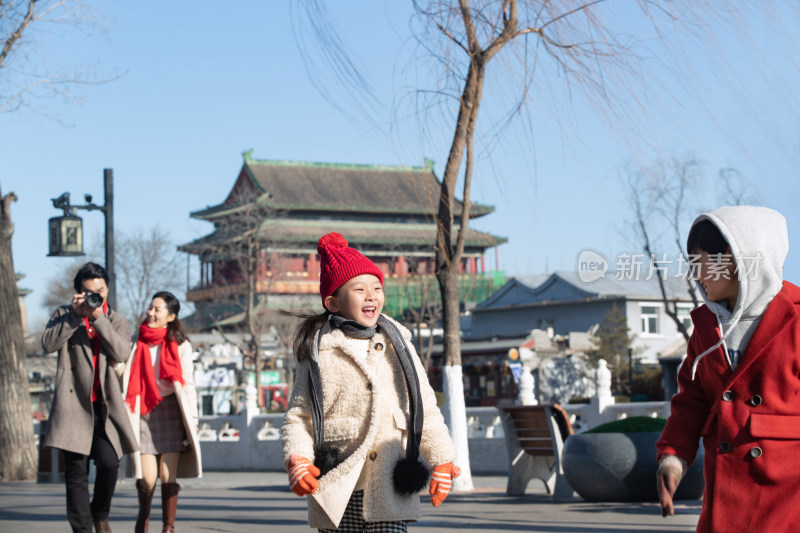 一家四口快乐旅行