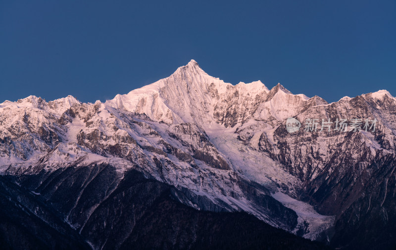 蓝调时刻的梅里雪山卡瓦格博峰