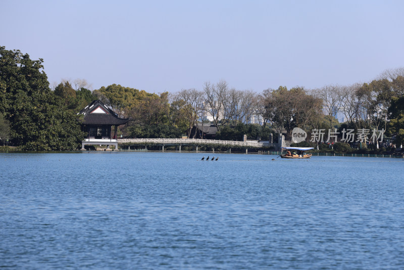 中国杭州西湖花港观鱼碧空映衬下的湖景