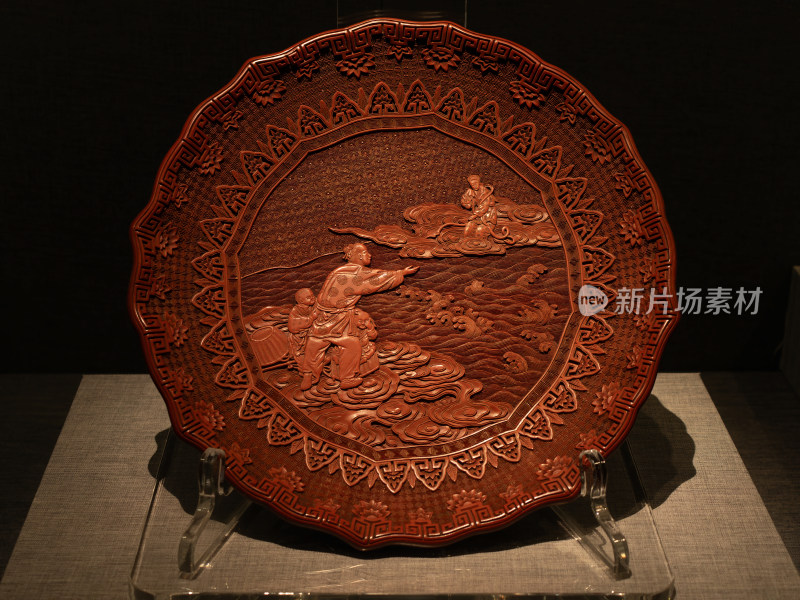 清剔红牛郎织女图花口盘