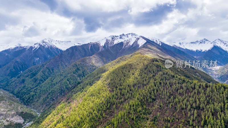 四川阿坝四姑娘山景区附近的雪山