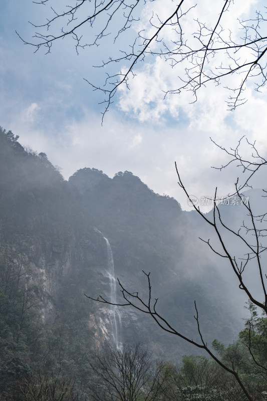 山间瀑布景观，云雾缭绕如仙境