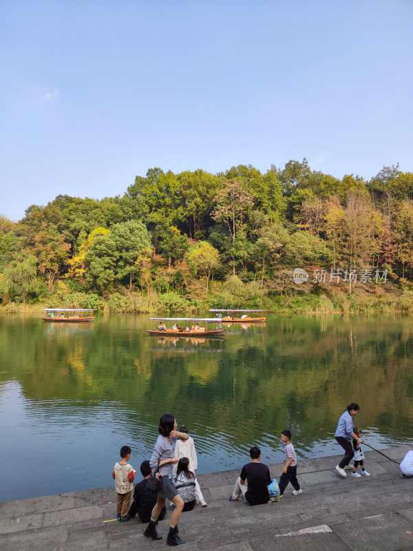 于谦祠码头湖边人群休闲活动场景